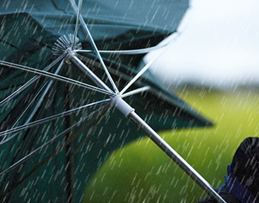 Foto på ett paraply som blåser sönder i oväder