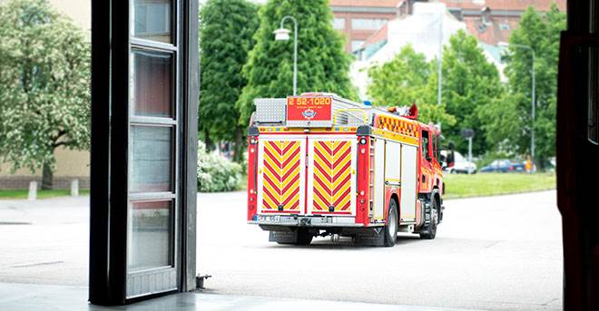 Foto på en brandbil som rycker ut från brandstationen
