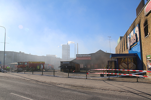 Foto från branden i en industrilokal på Evedalsgatan i Borås.