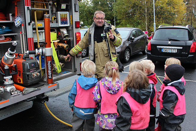 Barn framför brandbil