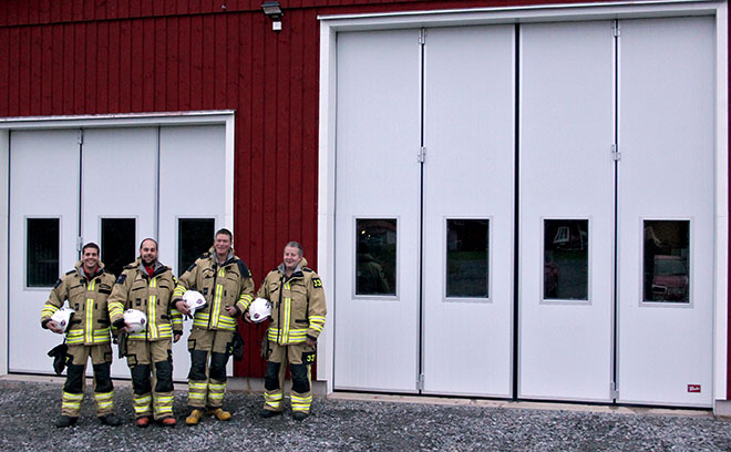 Personal utanför brandstation