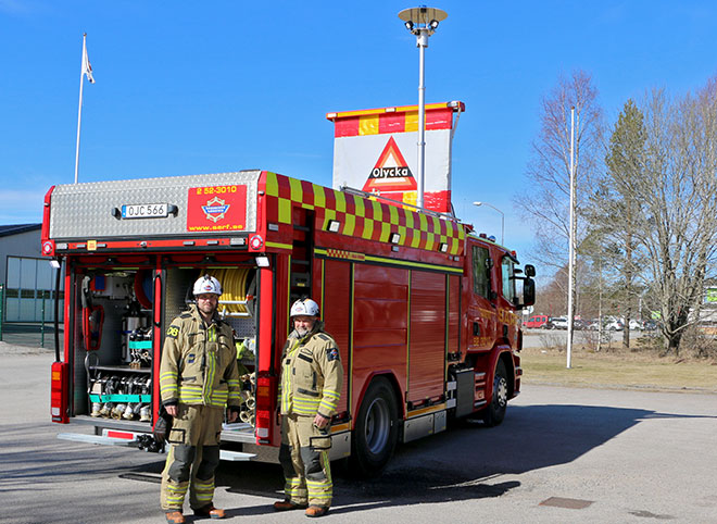 Personal framför brandbil