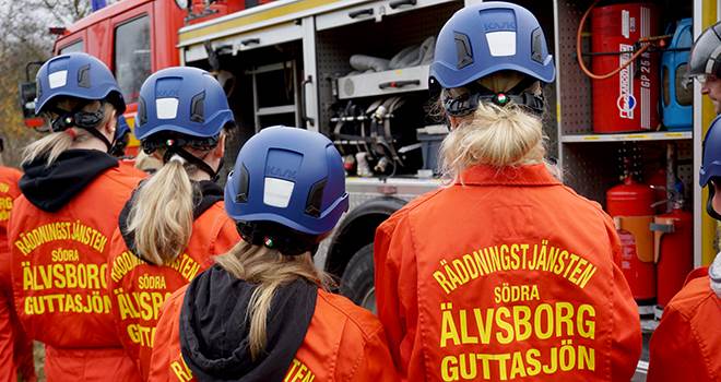 Skolelever framför en brandbil på Guttasjön